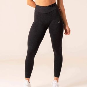 NEW FOCUS SCRUNCH SEAMLESS LEGGINGS
BLACK MARL Size Medium